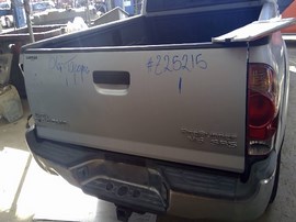 2006 TOYOTA TACOMA, SILVER, SR5 MODEL, CREW CAB, 4.0L, ATM 2WD.  Z25215
